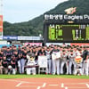 "선배님은 제 꿈이었습니다" 한화 마음 담은 선물, 이대호에게 친필 '메시지북' 전달 [★대전]