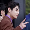 방탄소년단 뷔, '독서가 잘 어울리는 남돌' 1위.."스치면 베스트셀러"