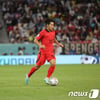카타르에서 울려 퍼진 "이강인! 이강인!"... 꿈에 그리던 월드컵 데뷔 [월드컵 현장]