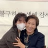 한지민, 김혜자 사인회 깜짝 방문 "선생님 뵈러 오세요" [스타IN★]