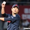 롯데 무사 만루 '위기'→홈 병살로 고비 탈출... 34세 베테랑 주먹을 불끈 쥐었다 [★창원]