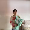 임시완, 꽃무늬 니트+꽃다발 들고 미소 "가내조공업"[스타IN★]