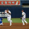 강정호 이후 10년 만에 '유격수 0실책'... 돌아온 러셀, WS 우승 명품 수비+득타율도 무려 7할