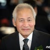 "목소리 빼고 회복"..'혈액암 투병' 안성기, 故 강수연 추모 [스타이슈]
