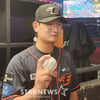'데뷔 첫 세이브' 김서현, 마운드에 새긴 '3·70번'... 감격의 날 '철든 막내'는 은사 2명을 떠올렸다
