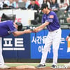 '태도 논란 2군행' 박건우, 강인권 감독 향한 90도 폴더 인사... 후반기 재결합 가능성 높이나 [부산 현장]