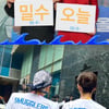 '절대 동안' 김혜수, '밀수' 류승완 감독과 밀착 인증샷 [스타IN★]