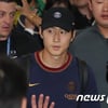 이강인, 네이마르와 드디어 '부산 입성'... 월클들 '즉석 사인회' 팬 서비스→ 열광의 김해공항 [★현장]