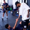 '이강인 손 꼭 잡은' 네이마르, PSG 훈련장 방문... 불화설 음바페와 '포옹', 마지막 작별 인사