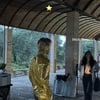 BTS 뷔, '흐뭇해하는 민희진PD+연탄이' MV 비하인드컷 공개