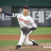 '21세 사이드암이 151㎞ 뱀직구라니...'  롯데 비밀병기 등장, 645승 명장도 반했다 "가진 것 대단하다" 눈도장 쾅!