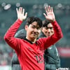 '황금 왼발' 이강인 꼭 안아준 SON "A매치 데뷔골 자랑스럽다" 감동