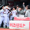 'LG 나와라' KT가 잠실로 간다! '패패승승승' 리버스 스윕 성공! 2년 만에 한국시리즈 진출 'V2 도전' [수원 PO5 현장리뷰]