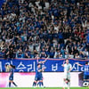 수원 팬들 또 울었다, 10명으로 이뤄낸 대역전극 '기적'→기쁨의 눈물... 목청껏 외친 승리의 노래