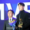 MVP 수상한 울산 현대 김영권 [★포토]
