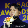 눈시울 붉어진 MVP 김영권[★포토]