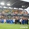 [공식발표] '경기장 연막탄 투척' 수원, 제재금 500만 원 징계... "안전 문제는 구단 책임"