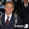 '간절함+자신감' 클린스만호, 전지훈련지 아부다비로 출국 "아시안컵 트로피 들겠다"