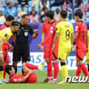 이강인 붕 떠서 넘어졌는데 'NO 카드', 또 판정 논란→말레이 위험한 태클에도 경고 1장 없다 [카타르 현장]