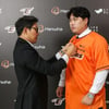 [오피셜] 충격 '류현진 8년 170억 계약' KBO 새 역사 썼다, 12년 만에 한화 복귀... 23일 오키나와 합류한다