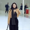제니, 샤넬 가방에 키링이 주렁주렁..'샤넬 2024/25 FW' 쇼 참석 파리 출국