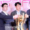 [포토] WKBL 4대천왕 '트로피 잡고 동상이몽'