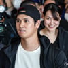 '드디어 韓 왔다' 오타니, 아내와 함께 한국 첫 입국 모습 공개 '수줍게 인산인해 속 오타니 뒤따르며 빠져나갔다' [인천공항 현장]