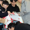유니폼 사인하는 김민재[★포토]