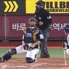 [영상] '이게 스트라이크?' ABS 삼진 판정에 털썩 주저앉은 37세 베테랑