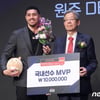알바노 첫 亞쿼터 MVP→단 3표차로 강상재 이겼다... 소노 이정현 5관왕-'DB 우승' 김주성 감독상 [KBL 시상식 현장]