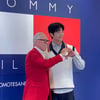 '횹사마' 채종협, 日 인기 이 정도? 타미힐피거와 '손하트' 하는 사이