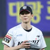 [포토] 김무열, 시구 후 수줍은 미소