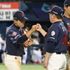 "뛰지 말아야 할 때만 사인 낸다" 마황의 특급 센스 '연봉 7600만원 선수 맞나', '곰탈 여우' 사령탑도 극찬 또 극찬 [잠실 현장]