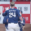 [포토] 데이비슨 '감독님 엄지척이면 됐어'