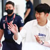 '3번째 10골-10도움' 손흥민 이렇게 친절하다니... 3일간 '英→호주→韓' 이동했는데, '팬들 보자 양손 인사' 환하게 귀국
