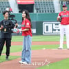 [포토] 박주현 '박세웅이 보고 있다'
