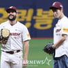 [포토] 하성운 사인 교환에 다승왕 뿜었다