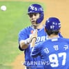 [포토] 강민호 '굳히기 투런, 뒤통수 왜 가렵지?'