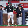 [포토] 이강철 '안마기 하나 사 줘?'