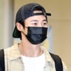 변우석, 논란 의식했나..경호원 절반 줄이고 굳은 표정 '입국'[스타이슈]