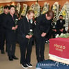 故 현철 영결식 '헌화하는 동료들'[★포토]