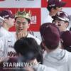 [포토] 김건희 '드디어 왕관 썼다'