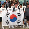 '드디어 한국 도착' 손흥민, 절친들과 '대형 태극기'부터 펼쳤다... 팬들 향해 일일이 '꾸벅' 인사, 동료들도 놀란 '공항 열기'