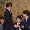 '왜 박주호 눈 피했나' 홍명보, 후배와 어색한 악수→박문성의 '당황 미소'... "공감 능력 제로" 비난