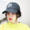 박봄, 다이어트 성공 후 날렵한 턱선..모자로 뽐낸 분위기