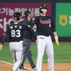 [포토] 홍창기 '센스로 협살 신민재를 살렸어'