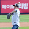 [포토] 이재준 수원시장 'KT 승리기원 시구'