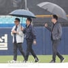 [포토] 경기장 살피는 박근찬, 김시진