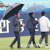 [포토] 2차전 우천취소될까? 김시진 감독관의 판단은?
