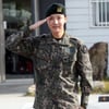 BTS 제이홉 "충성!"..진 "너 연예인이야?" 격한 축하 속 전역 신고 [스타현장][종합]